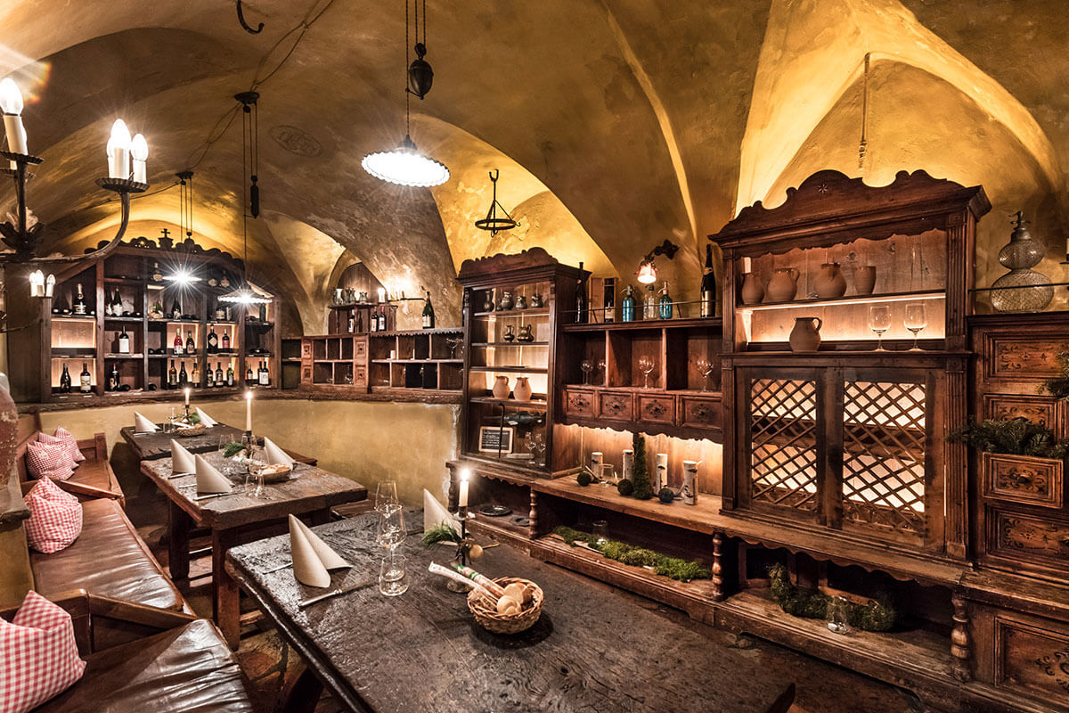 Antica cantina con tavoli e panche - Hotel Spangla
