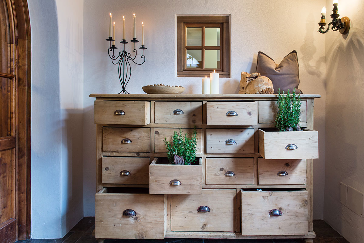 Cassettiera in legno con piante nei cassetti - Hotel Spangla