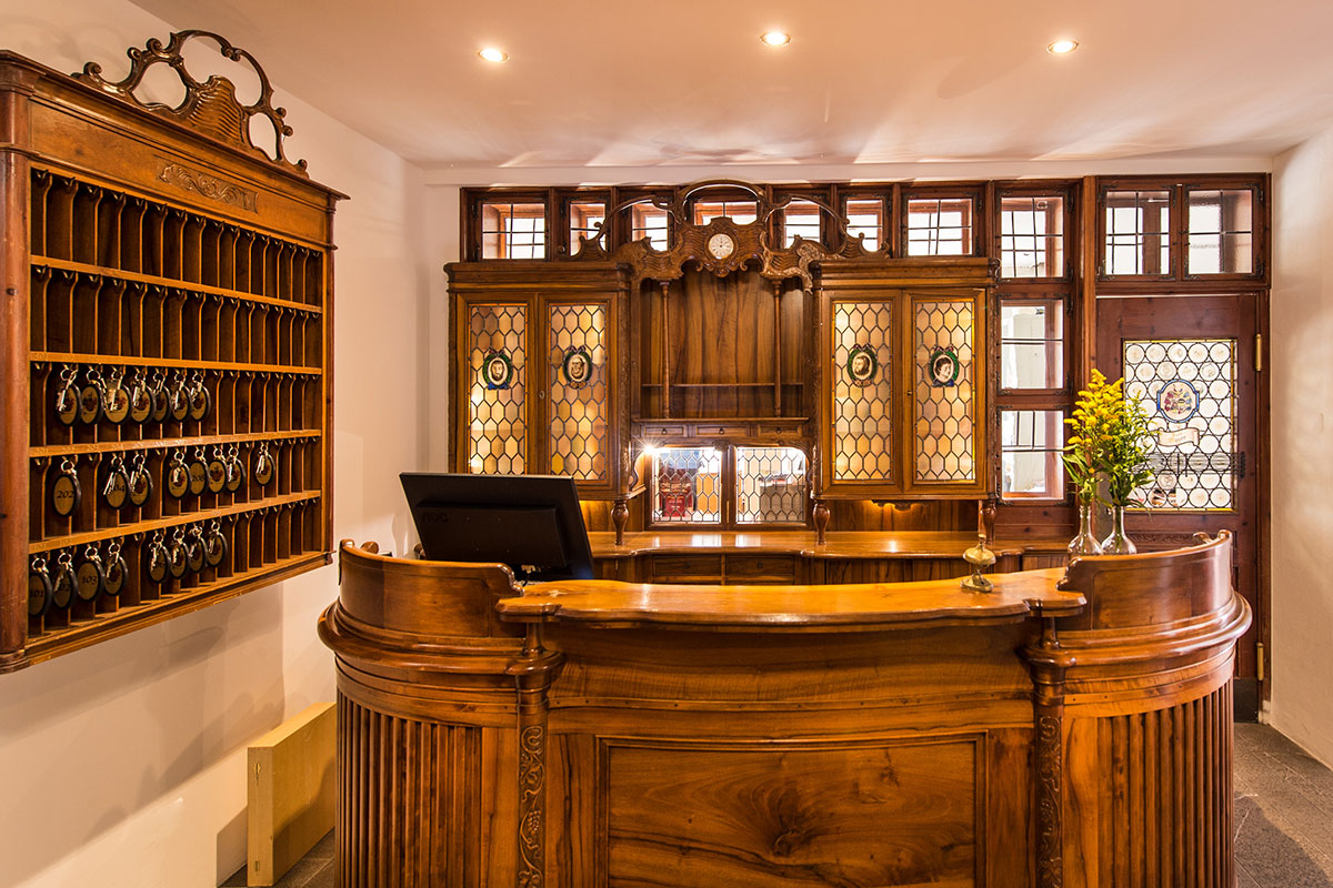 Banco reception in stile rustico con cassetta per le chiavi - Hotel Spangla
