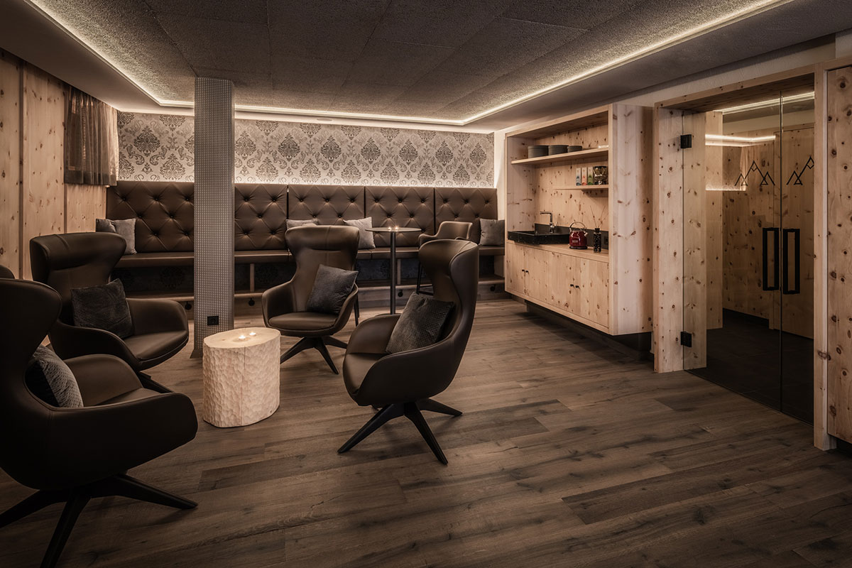 Moderna sala relax con angolo tè e poltrone nere - Hotel Spangla