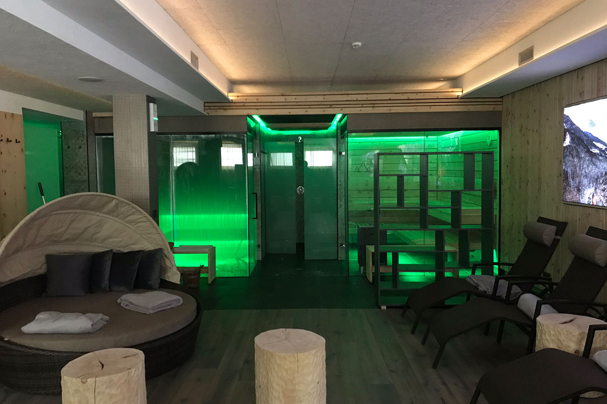 Area sauna con bagno turco romano e sauna di cirmolo finlandese e area relax con lettini - Hotel Spangla
