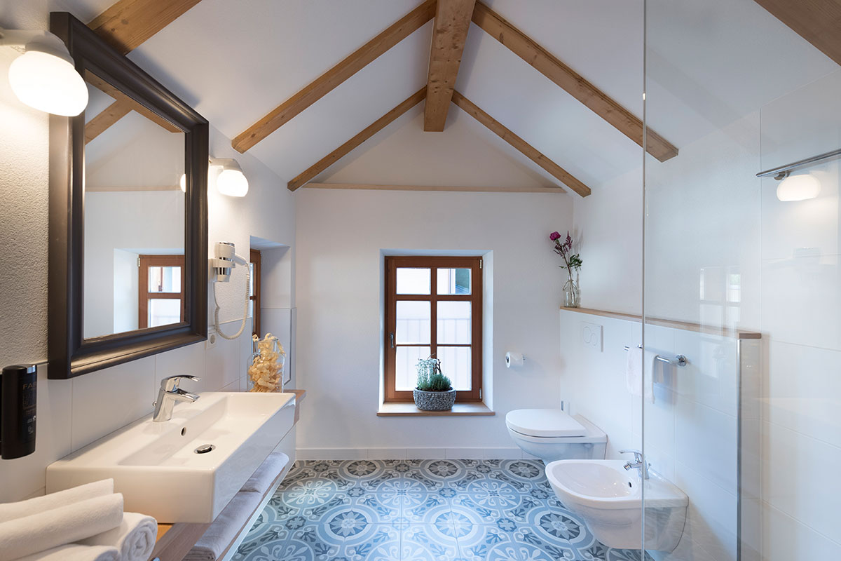 Separates Bad mit Dusche, WC